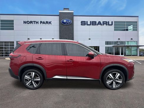 Used 2023 Nissan Rogue SL image 2