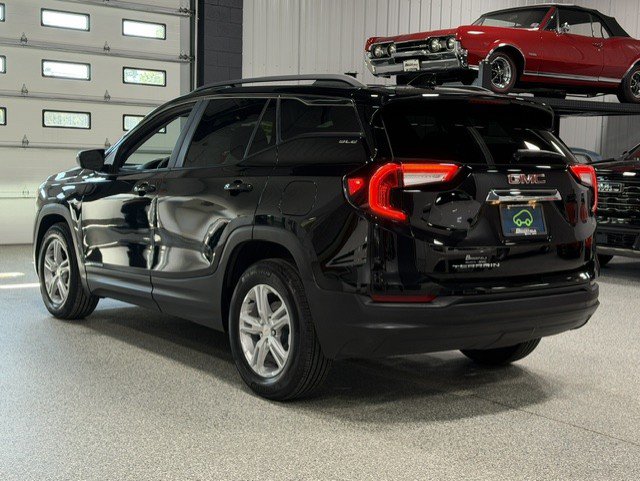 Certified 2024 GMC Terrain SLE w/ Driver Convenience Package FWD image 3