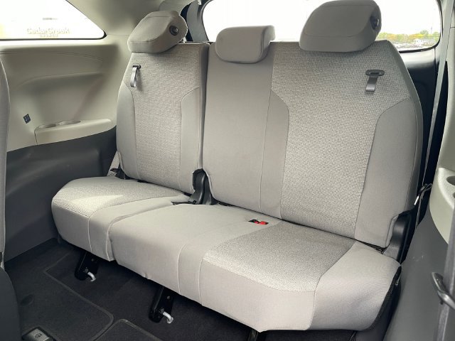 Used 2024 Toyota Sienna LE AWD/4WD image 17