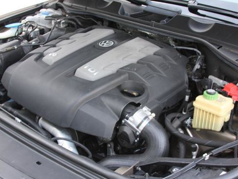 Used 2016 Volkswagen Touareg Sport image 17