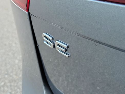 Used 2022 Volkswagen Tiguan SE w/ Panoramic Sunroof Package FWD image 8