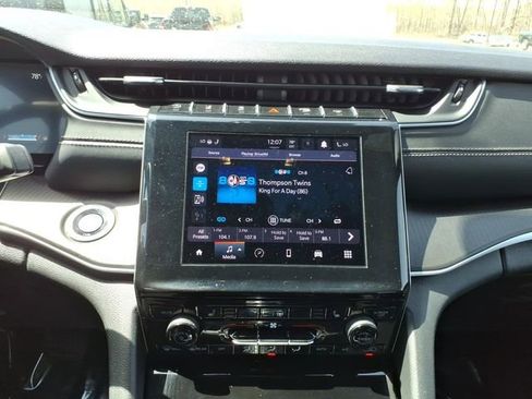 Certified 2025 Jeep Grand Cherokee Altitude AWD/4WD image 18