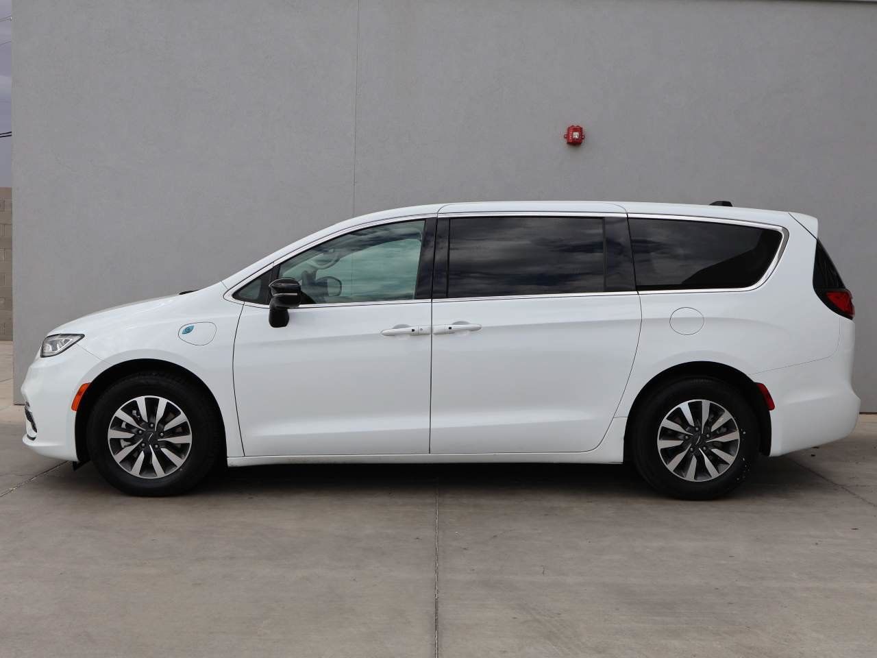 Used 2024 Chrysler Pacifica Limited FWD image 2