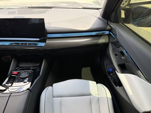Used 2025 BMW M5 w/ Carbon Package AWD/4WD image 18