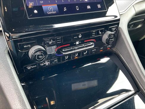 Certified 2024 Jeep Grand Cherokee Altitude image 33