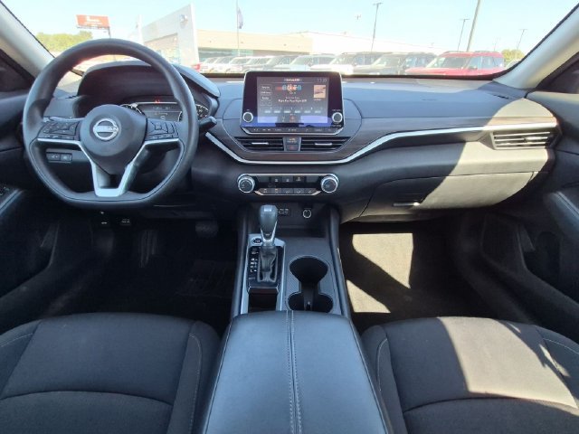 Used 2025 Nissan Altima 2.5 SV FWD image 15