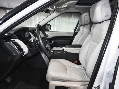 Used 2025 Land Rover Discovery S image 50