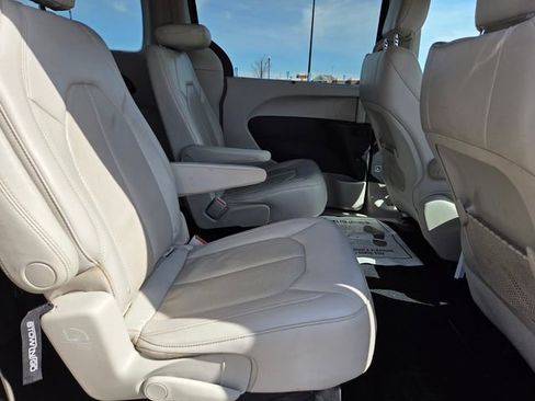 Used 2018 Chrysler Pacifica Touring-L FWD image 47