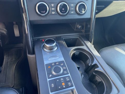 Used 2017 Land Rover Discovery SE image 16