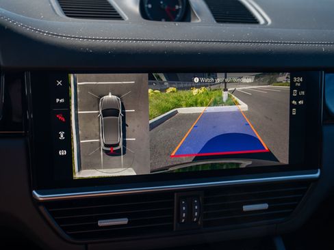 Certified 2023 Porsche Cayenne AWD/4WD image 18