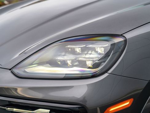 Certified 2026 Porsche Cayenne AWD/4WD image 28