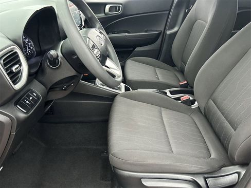 Used 2022 Hyundai Venue SE image 16