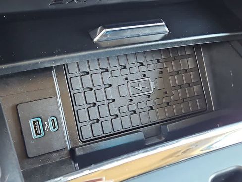 Used 2023 Ford Expedition XLT image 31