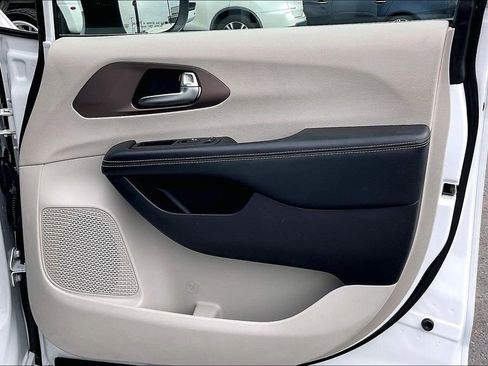 Used 2023 Chrysler Voyager LX image 29