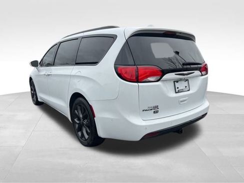 Used 2019 Chrysler Pacifica Touring-L image 5