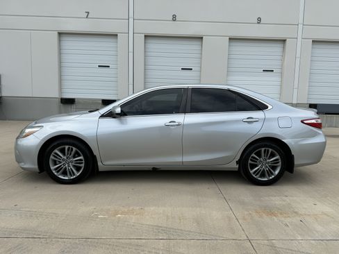 Used 2017 Toyota Camry SE w/ Moonroof Package FWD image 4
