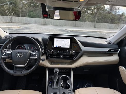 Used 2023 Toyota Highlander XLE image 28