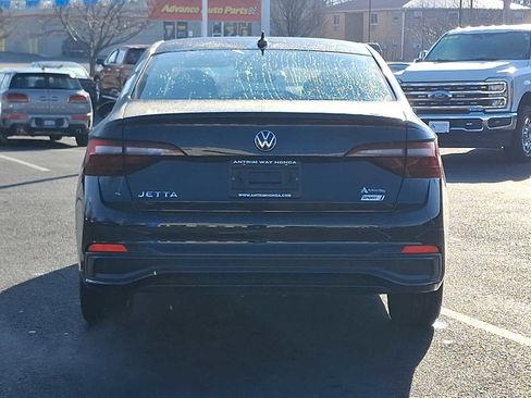 Used 2024 Volkswagen Jetta Sport image 5