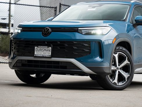 New 2025 Volkswagen Tiguan SE image 2