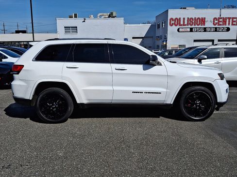 Used 2018 Jeep Grand Cherokee Limited AWD/4WD image 2