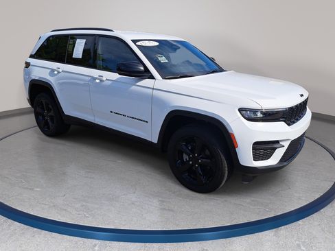 Used 2023 Jeep Grand Cherokee Altitude image 3