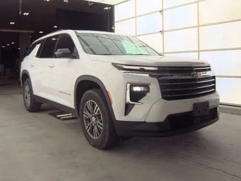 Used 2024 Chevrolet Traverse LT image 3