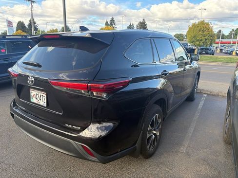 Used 2022 Toyota Highlander XLE AWD/4WD image 3