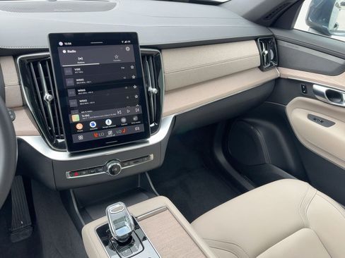 Certified 2025 Volvo XC90 B5 Plus image 24