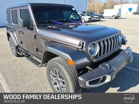 Used 2025 Jeep Wrangler Sahara image 3