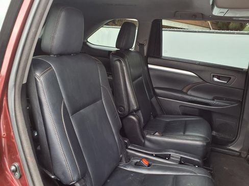 Used 2014 Toyota Highlander XLE FWD image 16