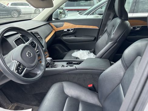 Used 2022 Volvo XC90 T5 Momentum w/ Advanced Package image 12