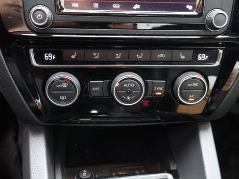 Used 2017 Volkswagen Jetta SEL image 25