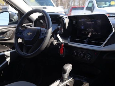 Certified 2025 Chevrolet Trax LS image 10