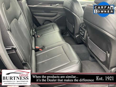 Used 2023 Jeep Grand Cherokee Limited w/ Black Appearance Package image 10