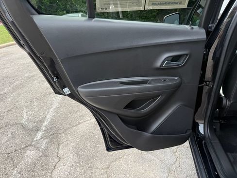 Used 2018 Chevrolet Trax Premier w/ Midnight Edition FWD image 31