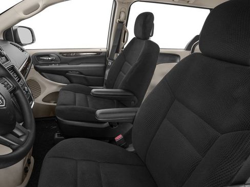 Used 2017 Dodge Grand Caravan SE FWD image 12