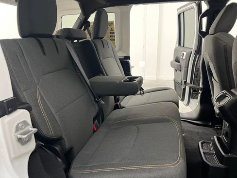 Used 2025 Jeep Wrangler Unlimited Sahara image 16