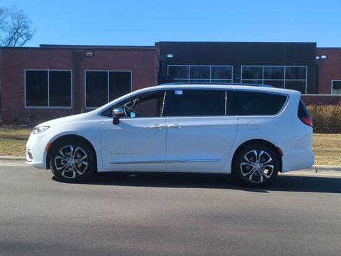 New 2026 Chrysler Pacifica Pinnacle w/ Trailer Tow Group image 10