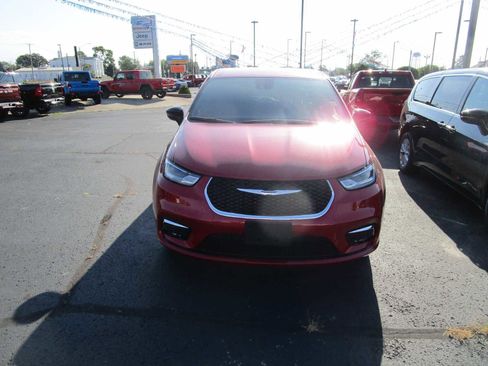 New 2025 Chrysler Pacifica Select image 2