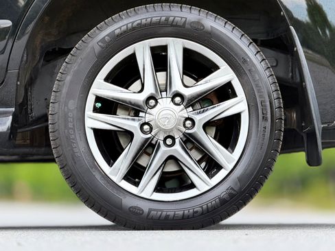 Used 2015 Lexus LX 570 4WD w/ Luxury Package image 18