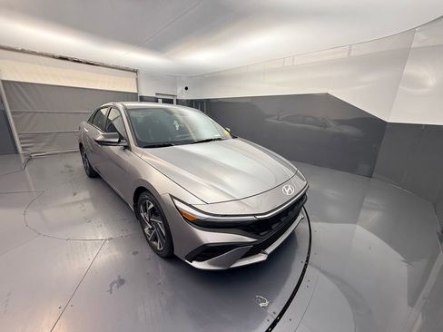 Used 2025 Hyundai Elantra Sport FWD image 7