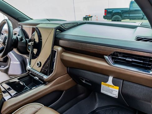 Used 2025 GMC Yukon Denali Ultimate image 18