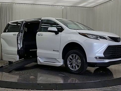 Used 2022 Toyota Sienna XLE image 5