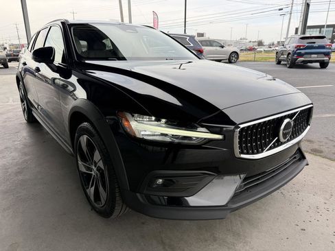 Used 2024 Volvo V60 B5 Cross Country Plus image 3