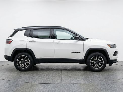 Used 2025 Jeep Compass Trailhawk image 11