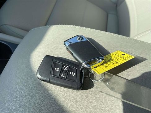 Used 2021 Volkswagen Atlas SEL R-Line image 35