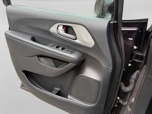 Used 2019 Chrysler Pacifica Touring-L w/ S Appearance Package FWD image 21