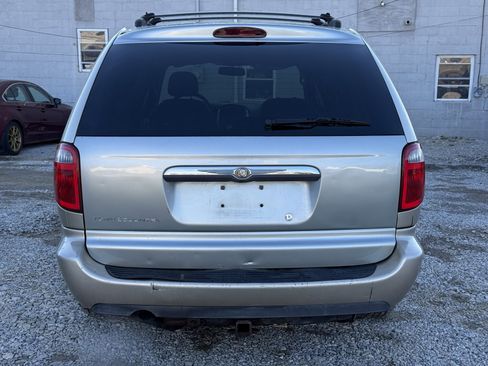 Used 2005 Chrysler Town & Country Touring image 4