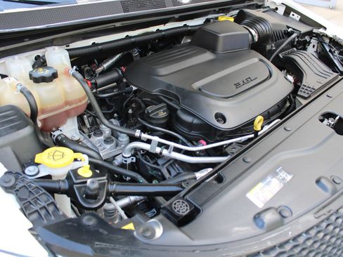 Used 2020 Chrysler Pacifica Limited image 27