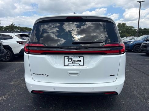 Used 2023 Chrysler Pacifica Touring-L w/ S Appearance Package AWD/4WD image 4